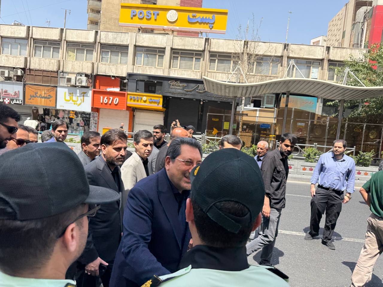 همراهی فرید دهقانی با وزیر صمت در بازدید از موکب چادرملو در آستانه مراسم تشییع رهبر شهید انقلاب همراهی فرید دهقانی با وزیر صمت در بازدید از موکب چادرملو در آستانه مراسم تشییع رهبر شهید انقلاب