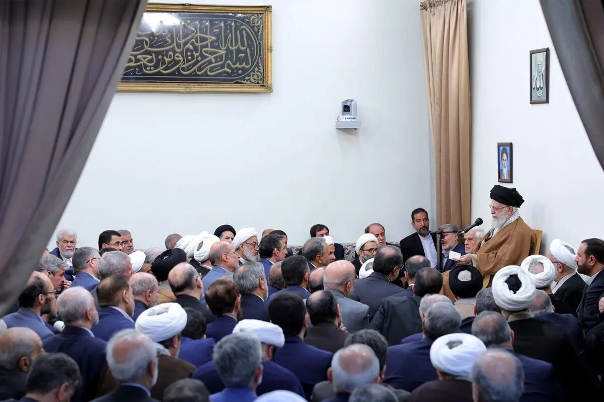رهبر انقلاب: مسائل کشور را به گفت‌وگوها گره نزنیم