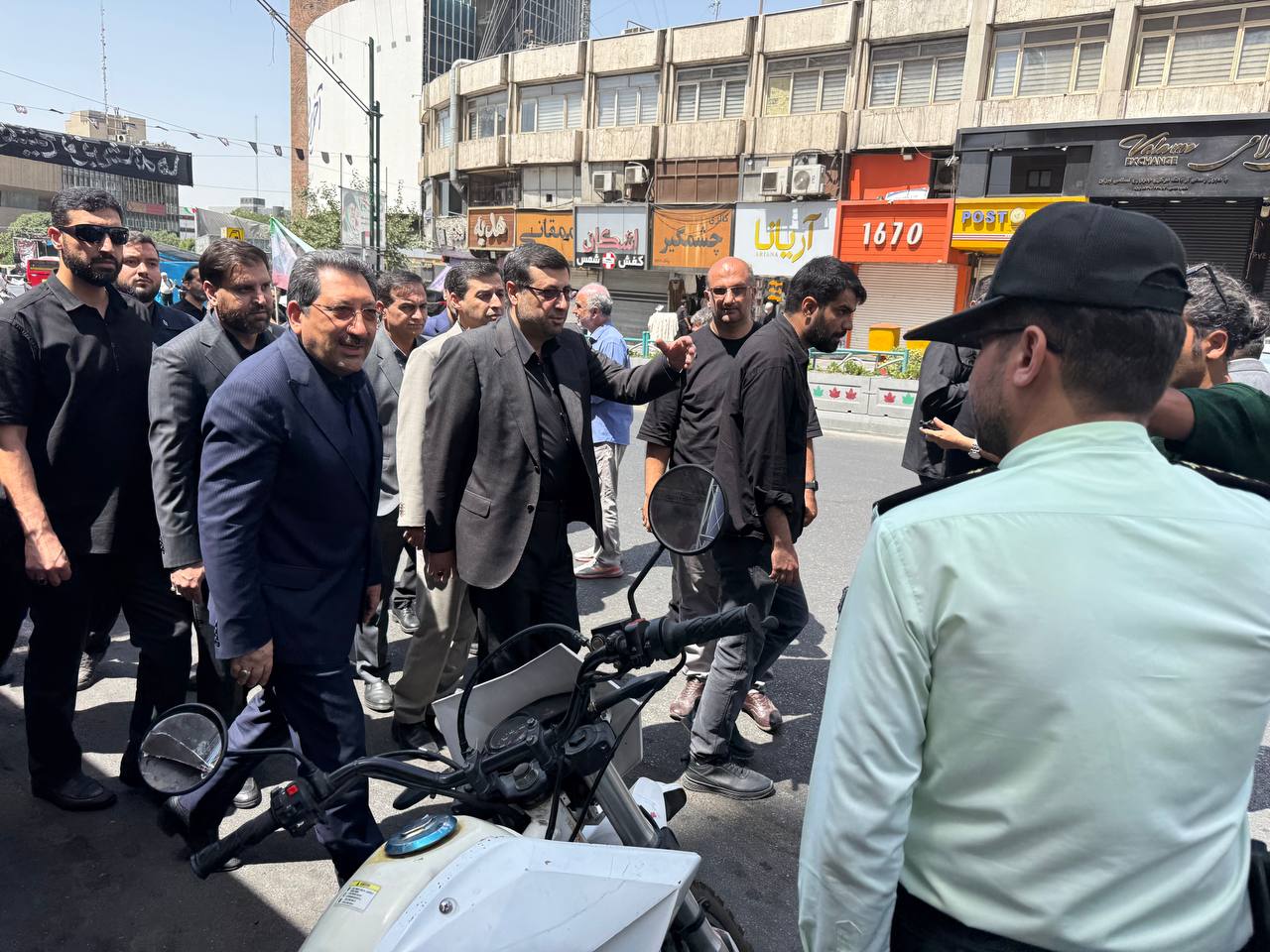 همراهی فرید دهقانی با وزیر صمت در بازدید از موکب چادرملو در آستانه مراسم تشییع رهبر شهید انقلاب همراهی فرید دهقانی با وزیر صمت در بازدید از موکب چادرملو در آستانه مراسم تشییع رهبر شهید انقلاب