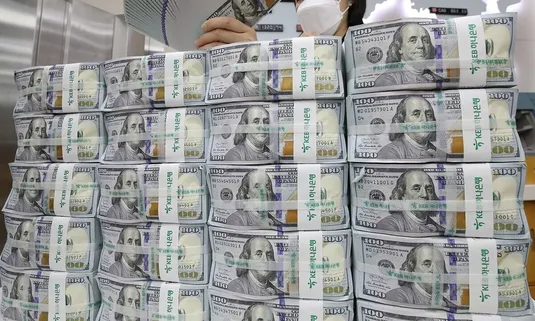 بانک مرکزی منابع ارزی را مدیریت کند؛ از یک سِنت ذخایر هم نباید بی&zwnj;خبر باشیم