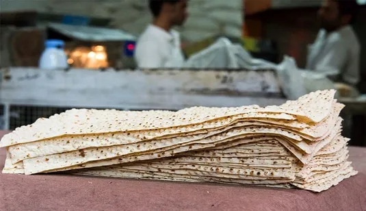 نانوایی&zwnj;های سنتی و صنعتی در حال تامین نان مردم؛ کمبود نان نداریم