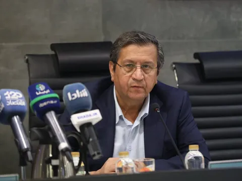 همتی: برای حل مشکل پیمانکاران ایرانی در عراق با بانک مرکزی عراق مذاکره می‌کنیم / پیشنهاد استفاده از ۵۰۰ میلیون دلار منابع ایران برای صدور ضمانت‌نامه