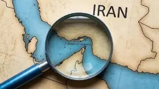 عبور 5 کشتی مرتبط با ایران از تنگه هرمز