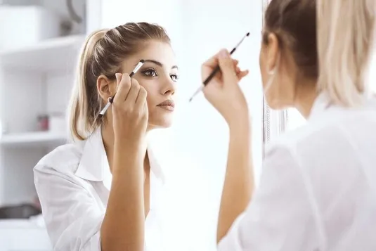 آرایش کردن حال زنان را واقعا خوب می&zwnj;کند؟