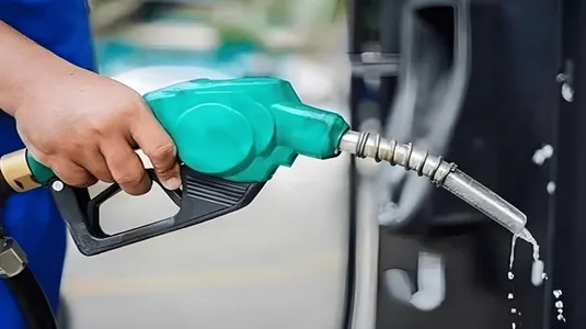 دولت تصمیمش را گرفت، قیمت بنزین بالا می&zwnj;رود؟