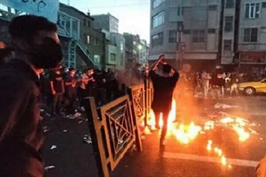 آتش زدن ۵۱ مسجد و بانک توسط اغتشاشگران در تهران