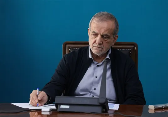حضور پزشکیان در مراسم چهلم رهبر شهید در میان مردم + فیلم