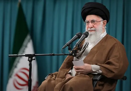 رهبر انقلاب: کارگر سرمایه اصلی برای تحقق شعار سال است