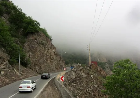 باران و مه&zwnj;گرفتگی در جاده&zwnj;های ۸ استان