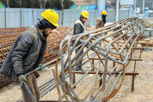 افزایش حقوق بدون حمایت دولت، تولید را تحت فشار می‌گذارد