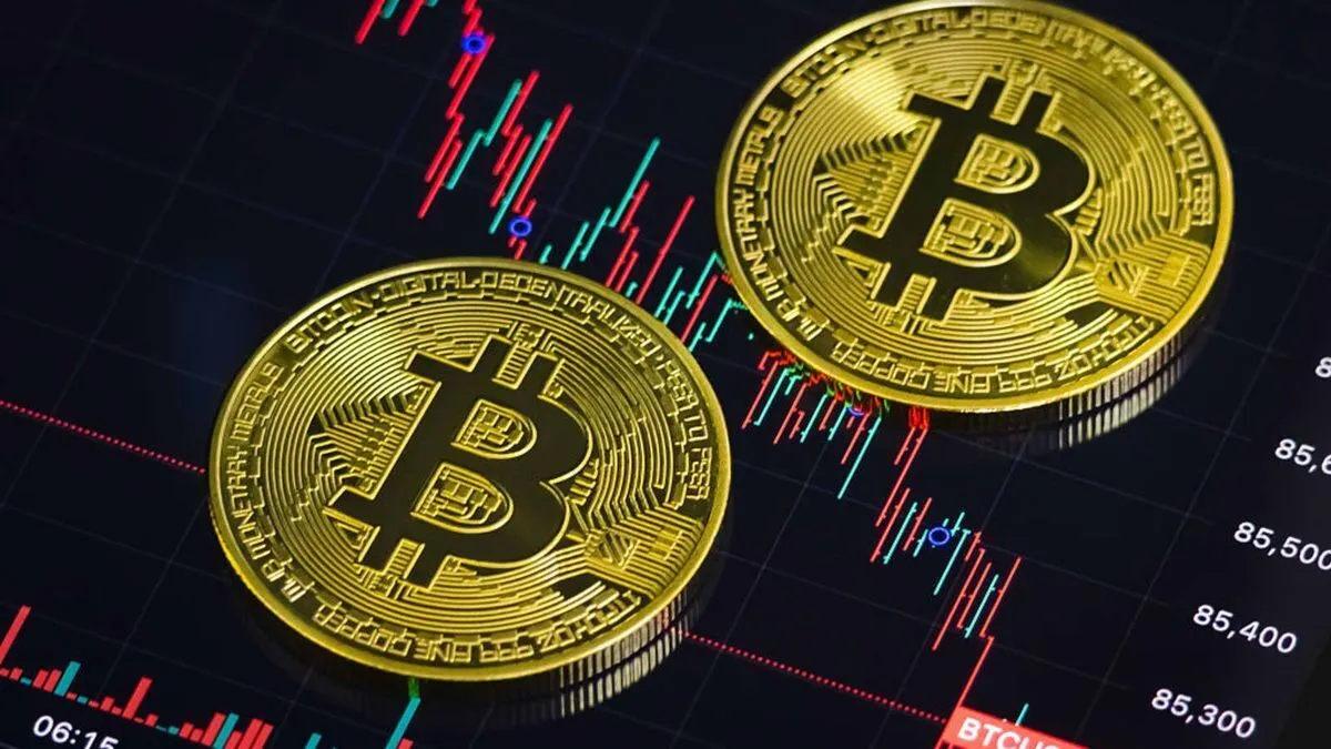 بازار کریپتو در سکوت پایانی سال؛ بیت‌کوین زیر فشار ETFها و اتریوم در باتلاق مشتقات