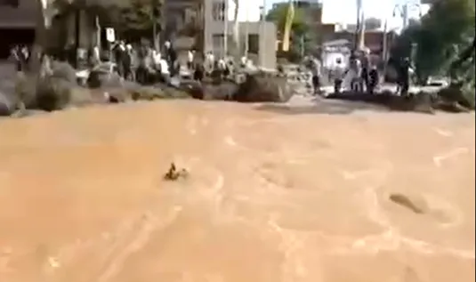 آب گرفتگی یکی از میادین شمال تهران
