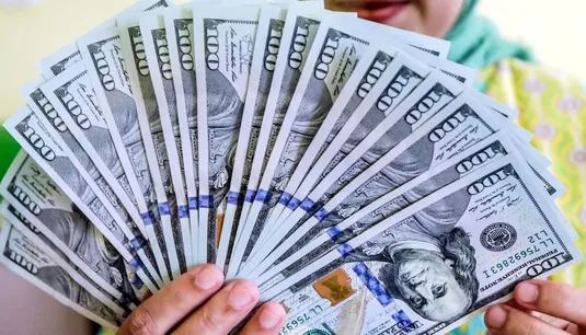 کاهش ۸ دلاری قیمت نفت پس از اعلام باز بودن تنگه هرمز